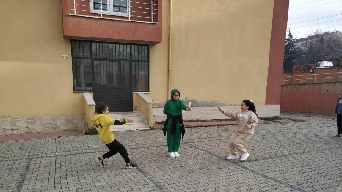 Okulumuzda Seksek ve Mendil Kapmaca Yarışmaları Düzenlendi