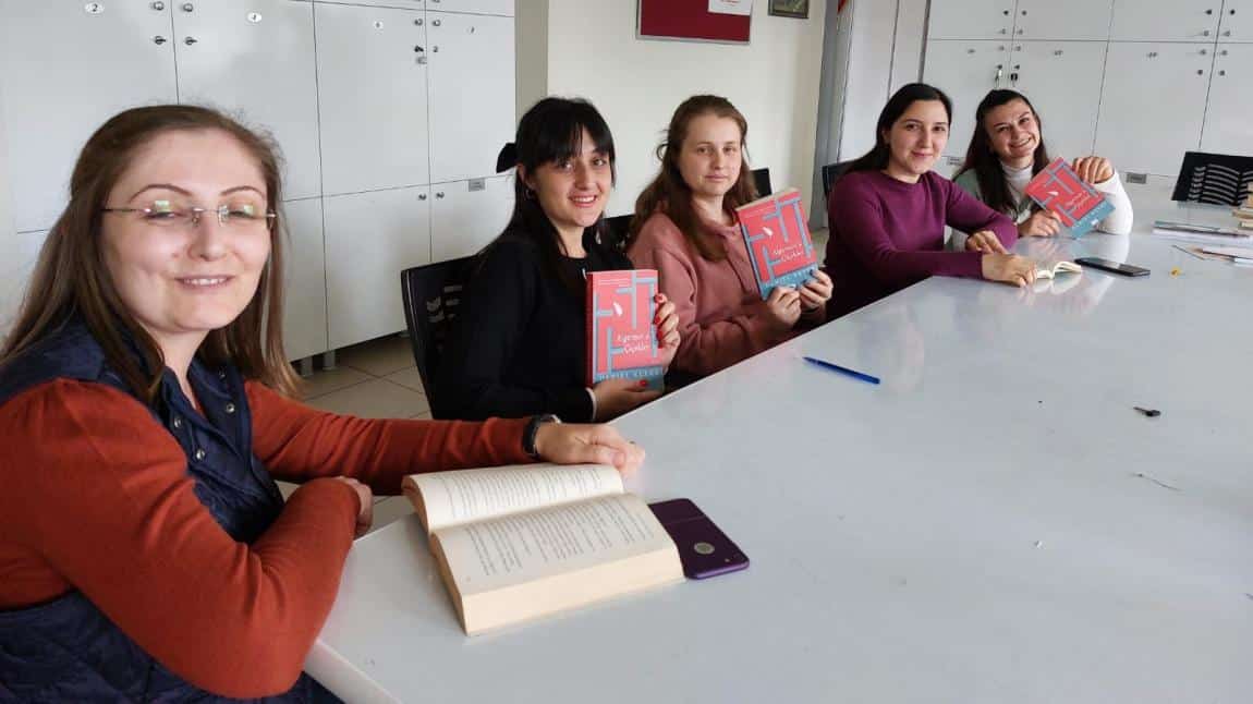 Her Kitap Bir Dünya Projesi Kapsamında Okulumuz Öğretmenleri Kitap Okuma Etkinliği Yaptılar