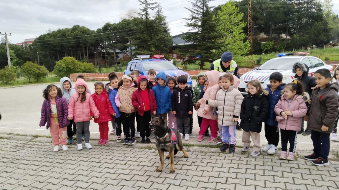 Okulumuz Anasınıfı Öğrencilerine Meslek ve Trafik Eğitimi Verildi