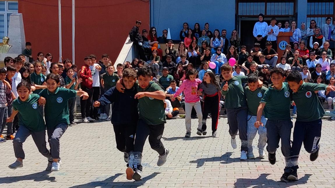 Okulumuzda Bahar Şenlikleri ve Kermes Etkinliği Düzenlendi